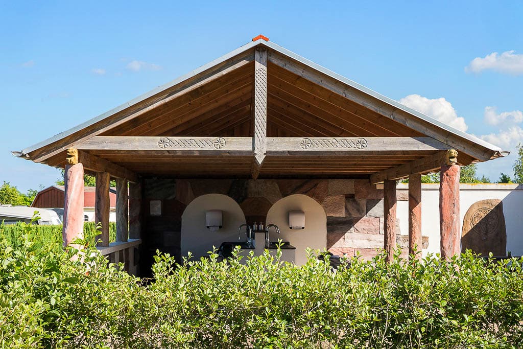 Modernes Servicegebäude mit Duschen und Toiletten auf Hasmark Strand