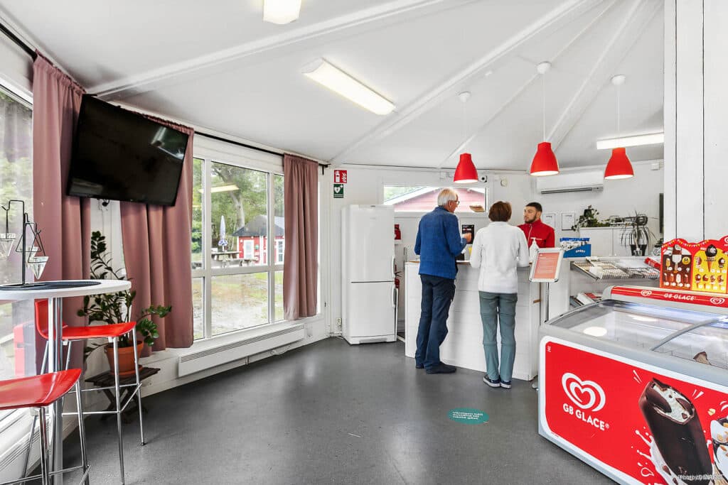 Gemütliches Frühstück im Freien beim Camping Stockholm