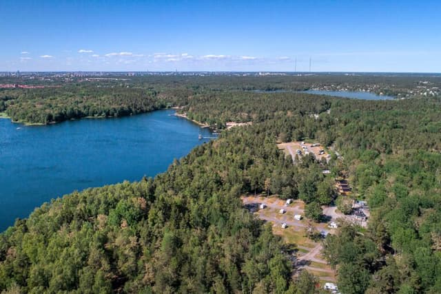 Familie genießt sonnige Tage auf dem Camping Stockholm