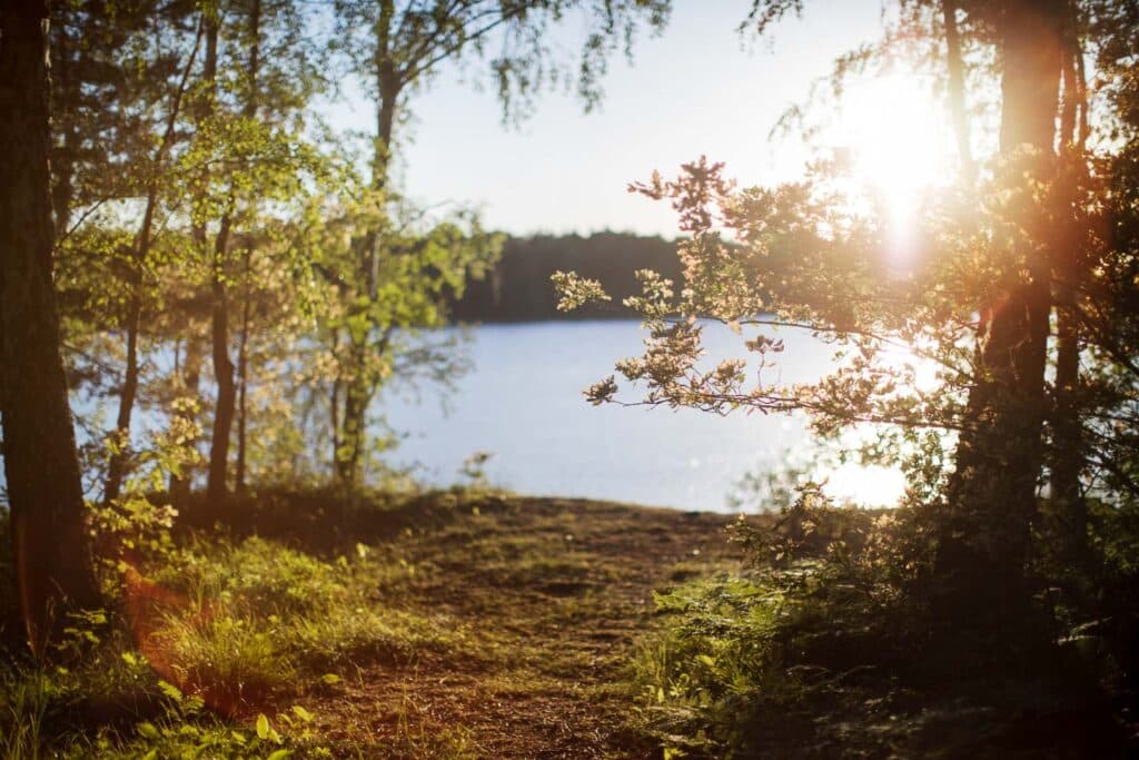 Sonnenuntergang über dem Camping Stockholm in naturschöner Umgebung