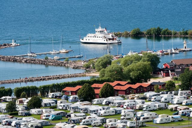 Blick auf Campingplätze am Vättern in Gränna mit Wohnmobilen und Wohnwagen.