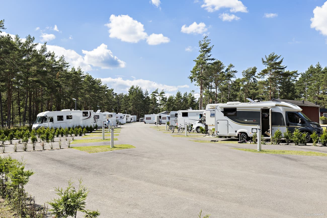 Strandnaher Camping Schonen in Åhus mit langem Sandstrand und Steg am Meer.