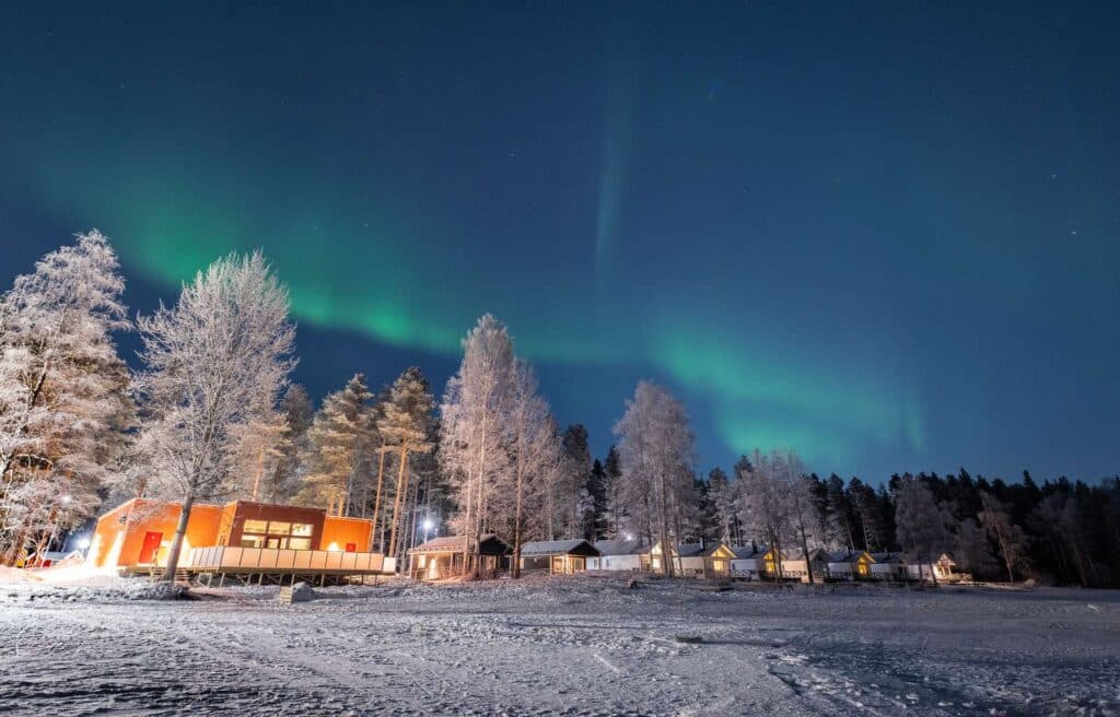 Norrsken över restaurangen på campingområdet arcus - luleå