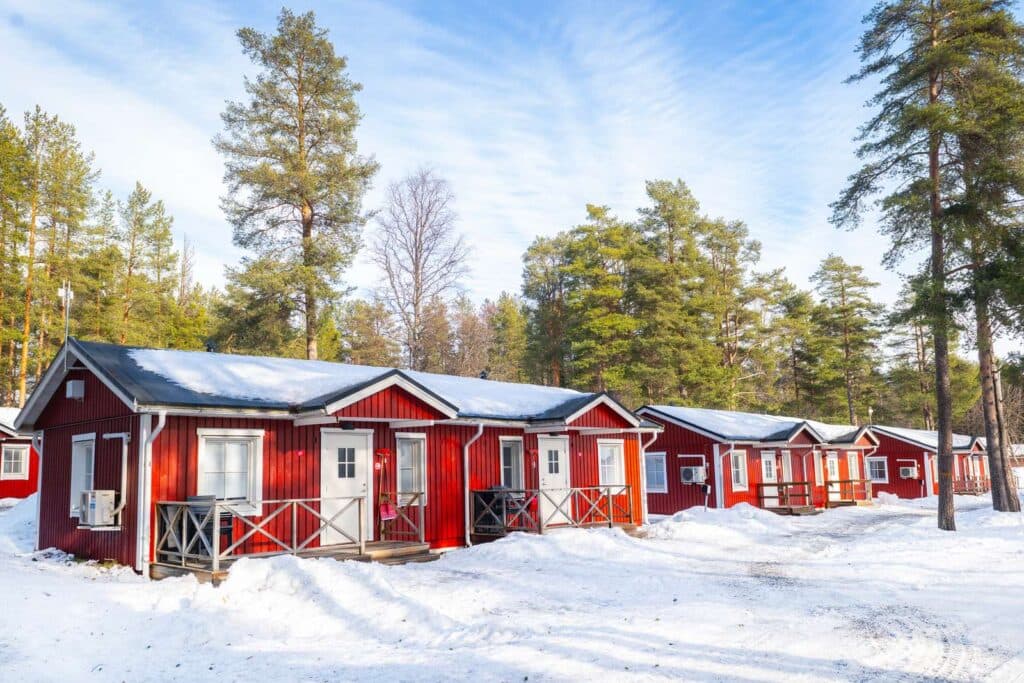 Fin vintervy över stugor på campingen arcus - luleå