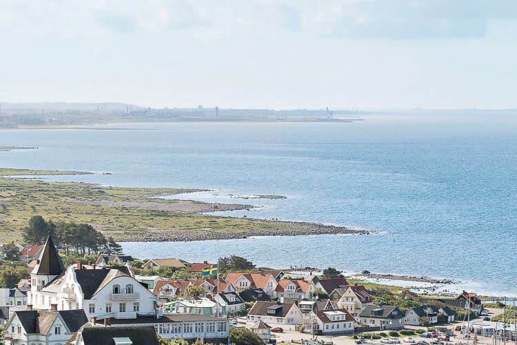 Meerblick am First Camp Mölle – Höganäs, ein Teil von Camping Schonen, mit malerischen Klippen und grüner Natur.