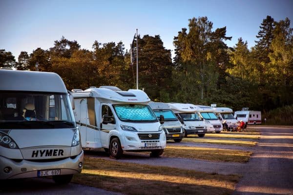 Stellplatz für Wohnmobile auf dem Campingplatz in Stockholm mit moderner Ausstattung 