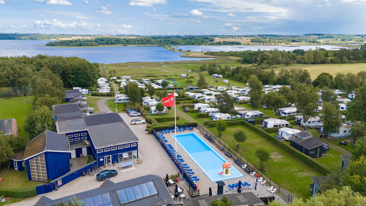 Neben Camping Jütland bietet Seeland traumhafte Campingplätze mit Nähe zu Kopenhagen, malerischen Stränden und einzigartiger Natur.