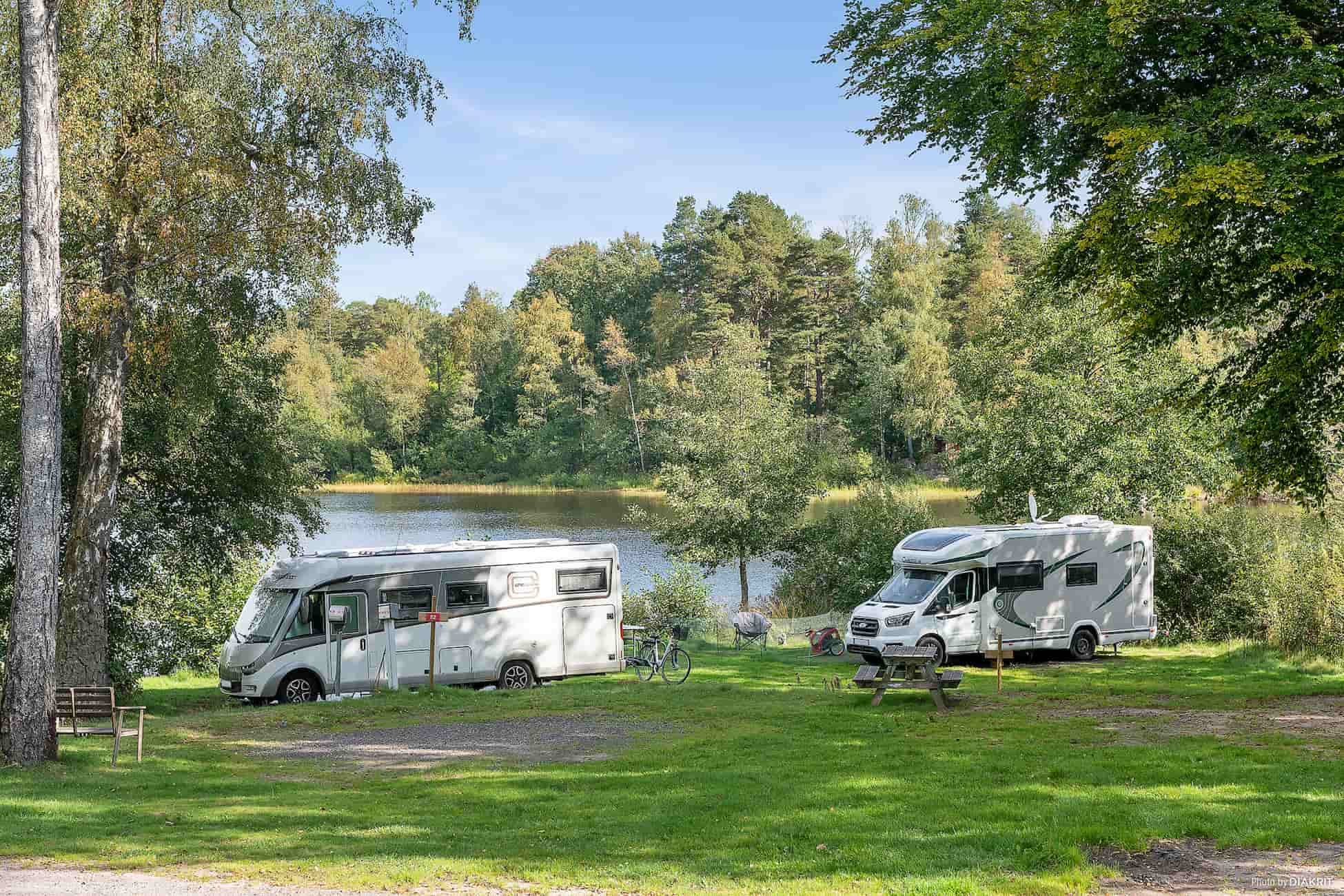 Von Camping Jütland bis nach Schweden – genieße unberührte Natur, weite Wälder und wunderschöne Seen für dein perfektes Campingabenteuer.. First Camp Sjöstugan - Älmhult