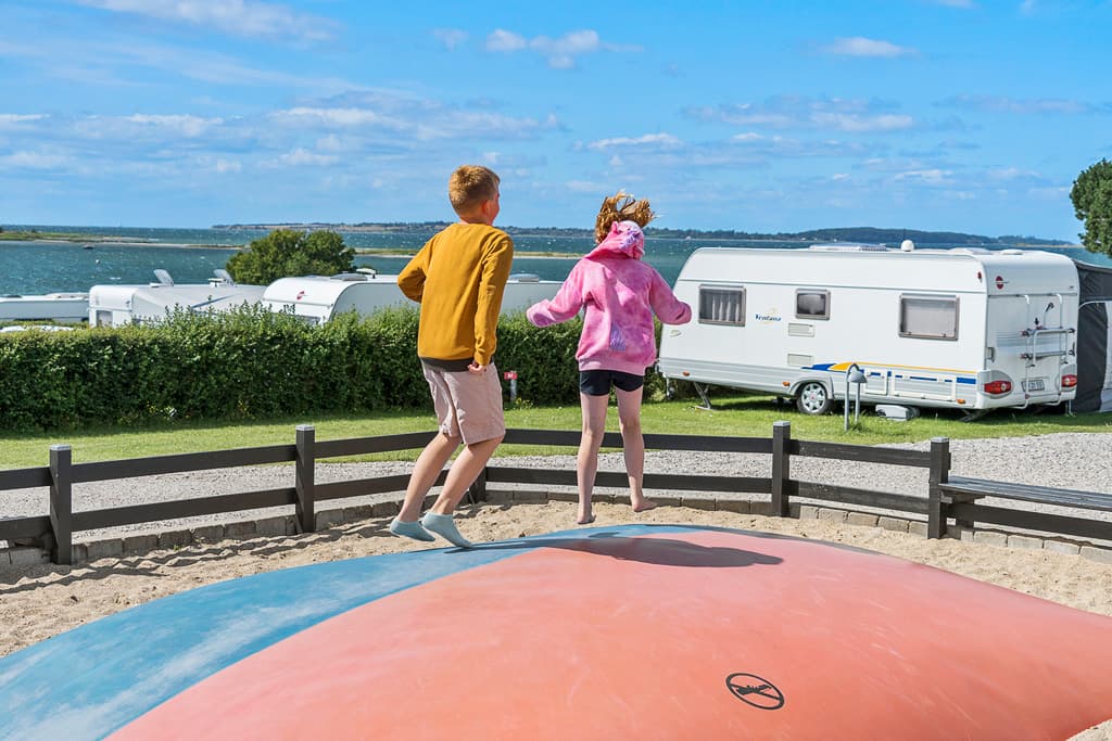 Wohnwagen auf Saisonstellplatz bei Bøjden Strand