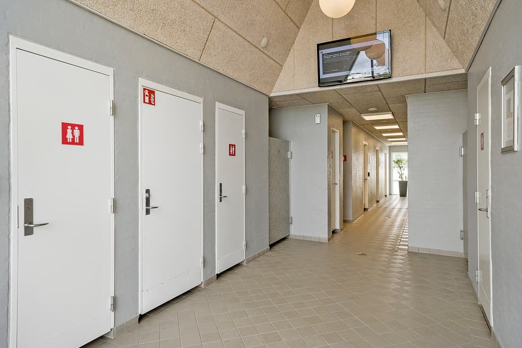 Moderne Servicegebäude mit Küche und Sanitäranlagen auf Fünen