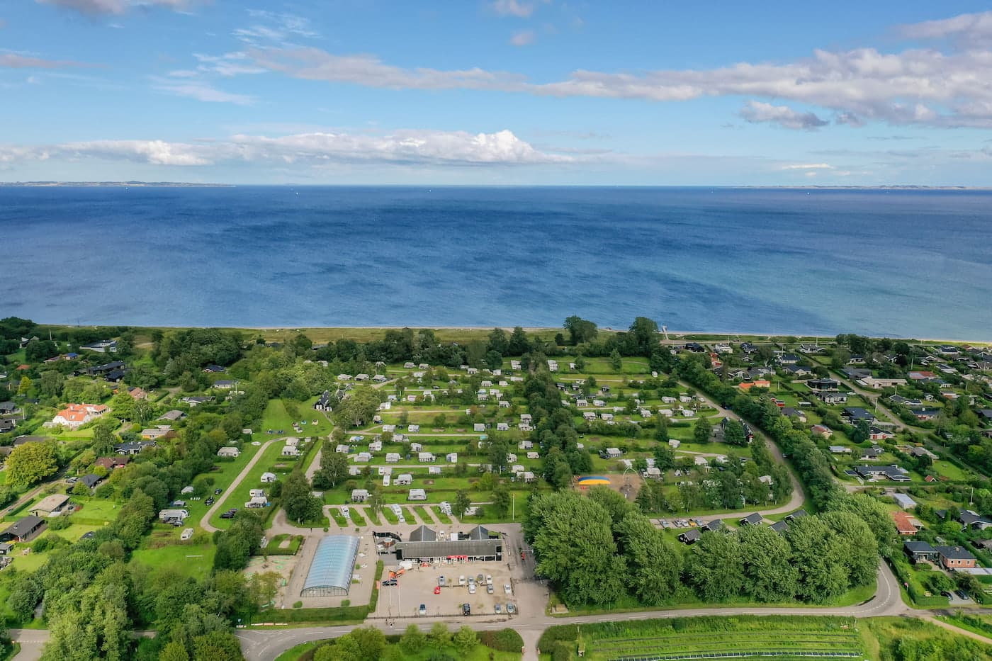 Camping Jütland: First Camp Ajstrup Strand in Ostjütland, nur 16 km von Aarhus entfernt. Campingplatz mit direkter Lage am kinderfreundlichen Sandstrand.