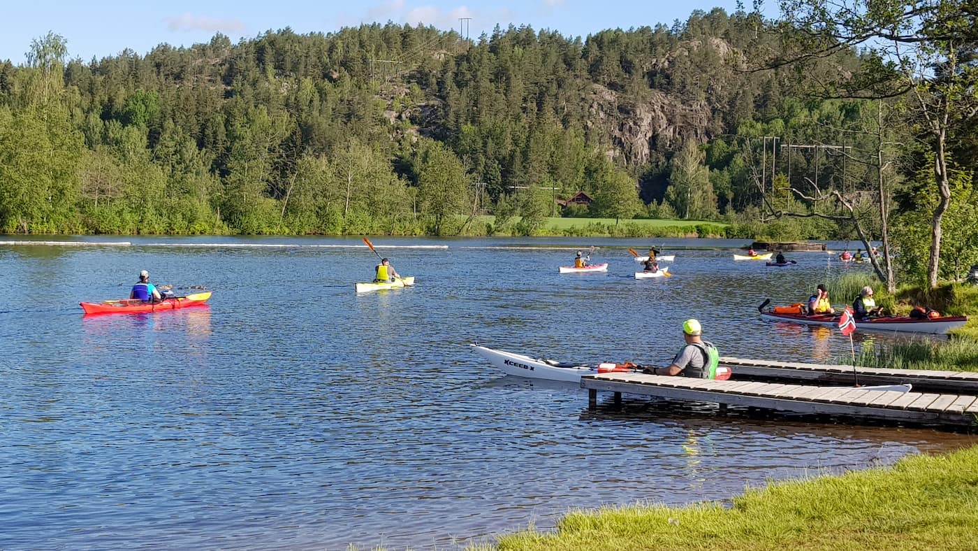 Kanufahren auf den ruhigen Gewässern von Telemark in Norwegen.