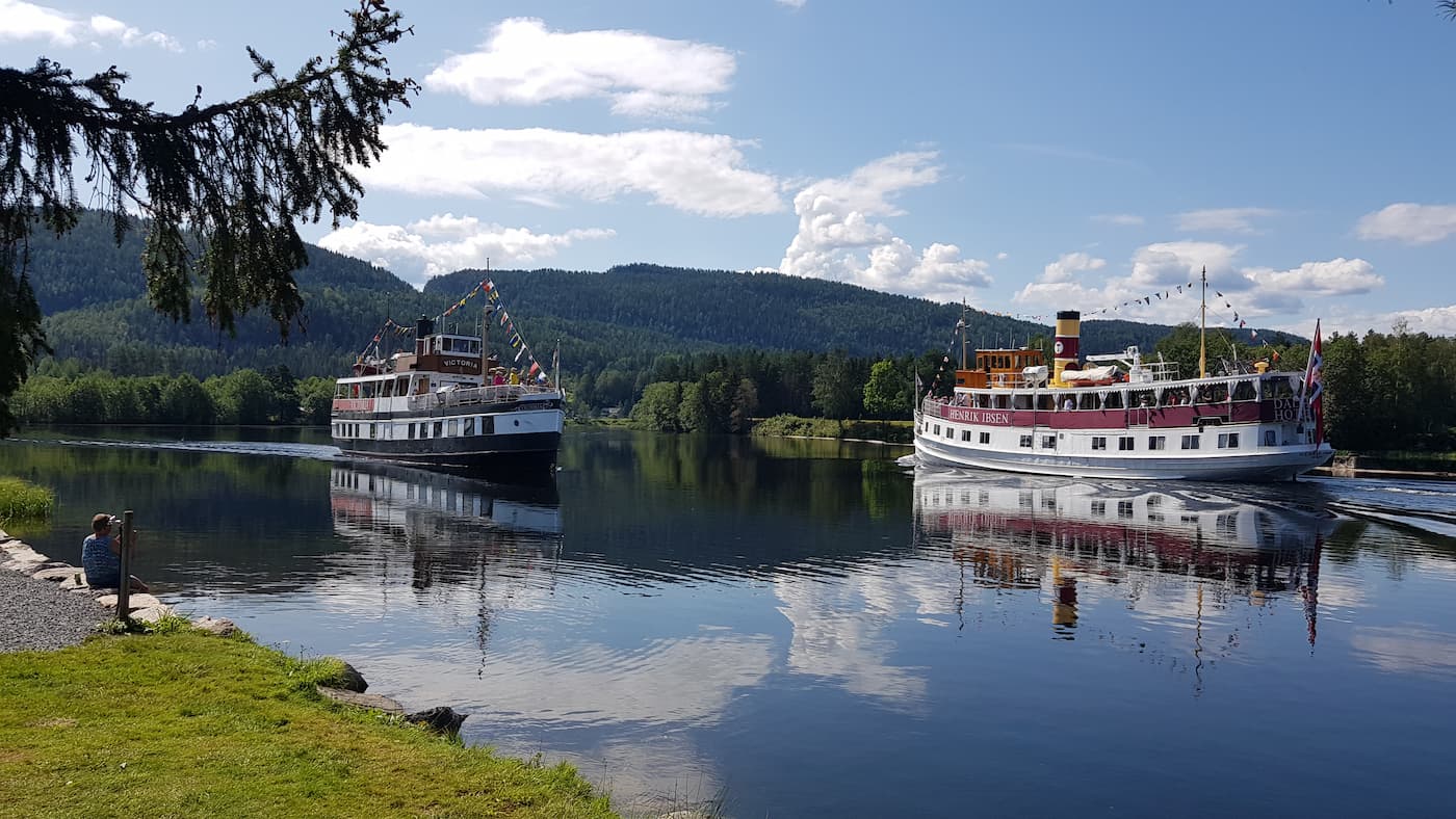 Kanalbåter hilser på hverandre i Telemarkskanalen. 