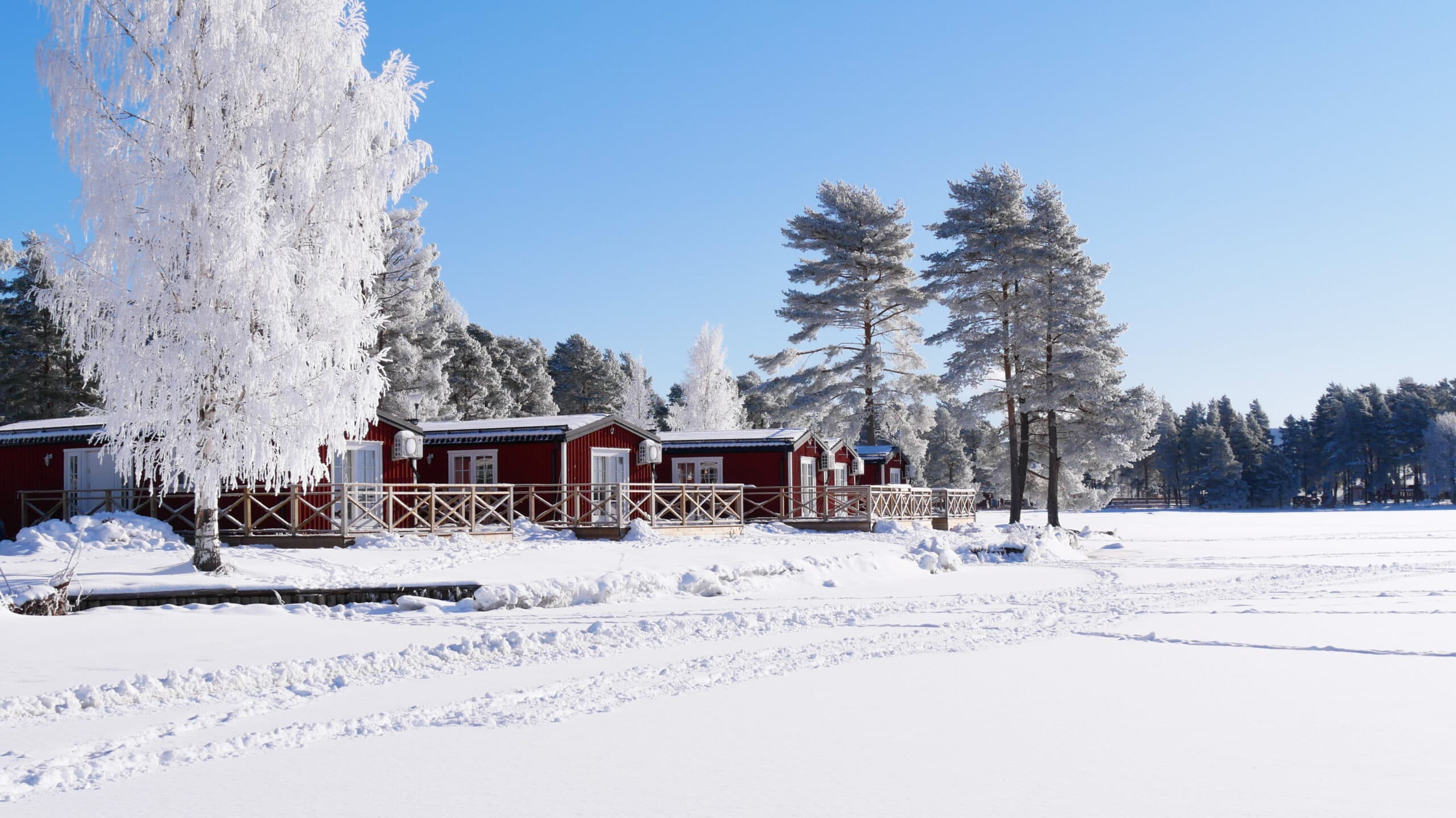 Hütten in Winterlandschaft