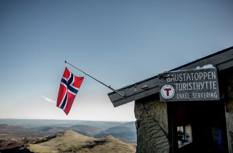 Gaustatoppen Touristenhütte mit norwegischer Flagge