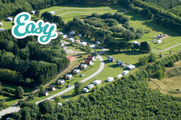 Camping Jütland: Campingplatz nahe Aarhus, eingebettet in eine grüne Hügellandschaft. Natur und Stadtnähe für den perfekten Campingurlaub.