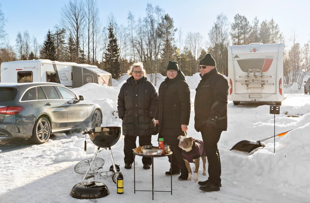 Hund genießt einen winterlichen Spaziergang auf einem hundefreundlichen Campingplatz.