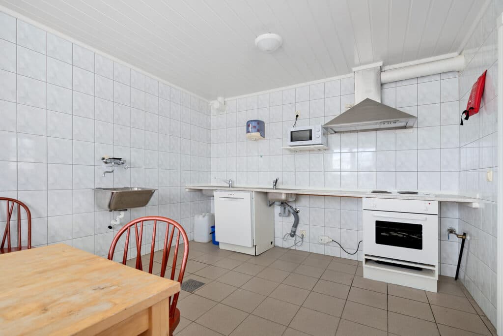 Modernes Servicegebäude mit WC, Dusche und komfortablen Einrichtungen
