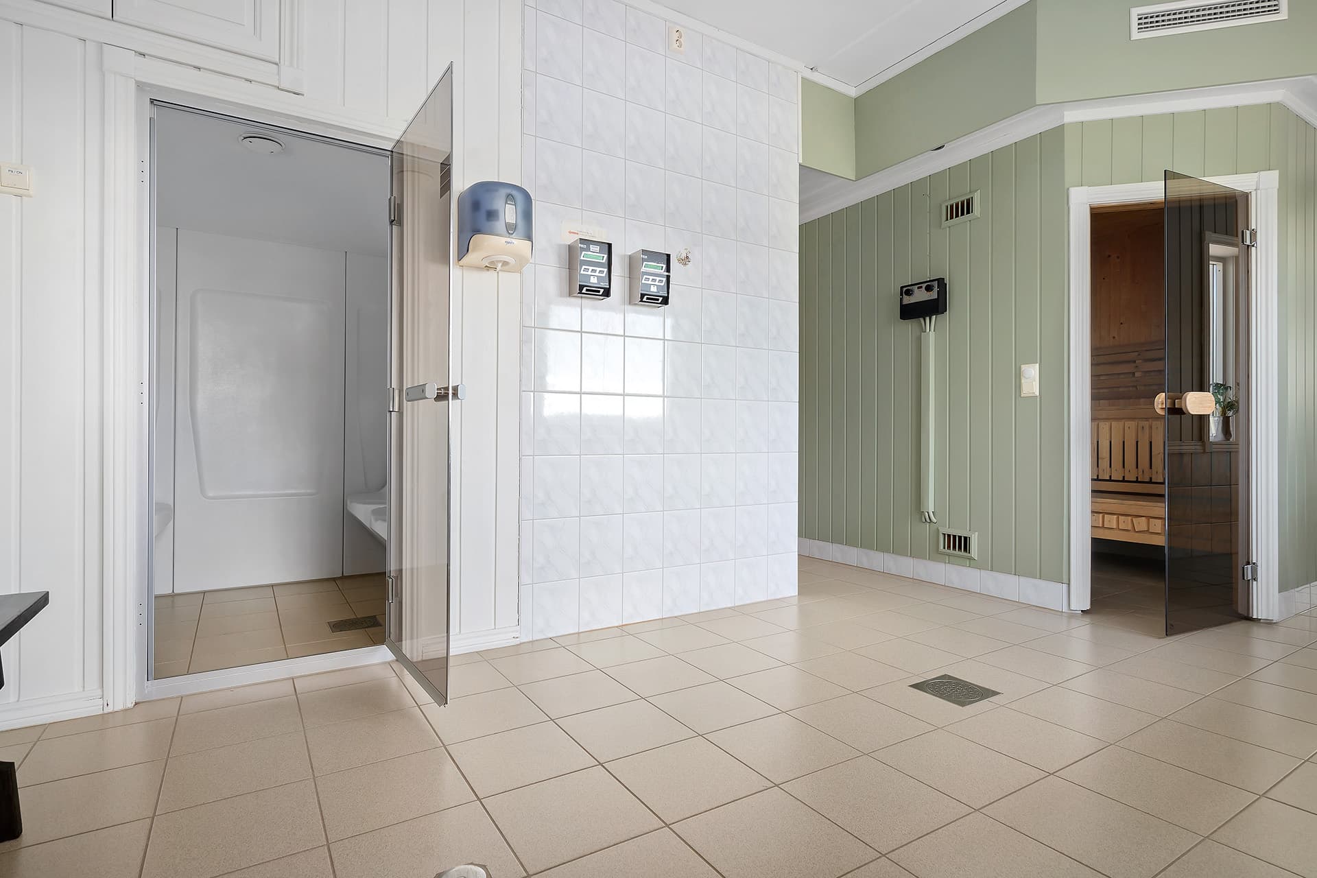 Gut ausgestattetes Servicegebäude mit Waschmöglichkeiten und Küche