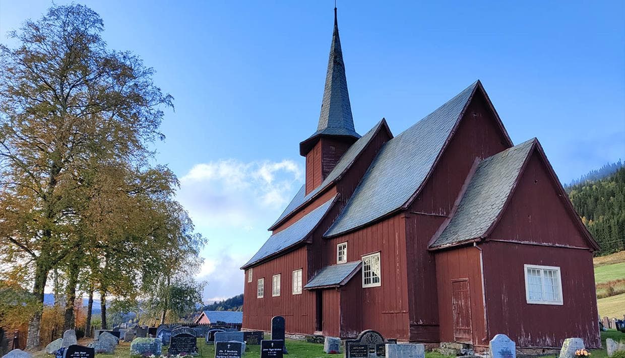 Hegge Stabkirche in Valdres nahe Beitostølen umgeben von Natur