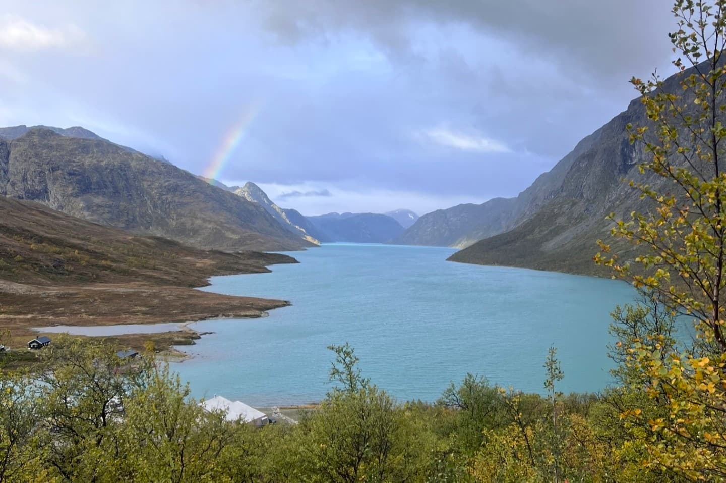 Boot auf dem See Bygdin in Jotunheimen nahe Beitostølen mit Bergkulisse