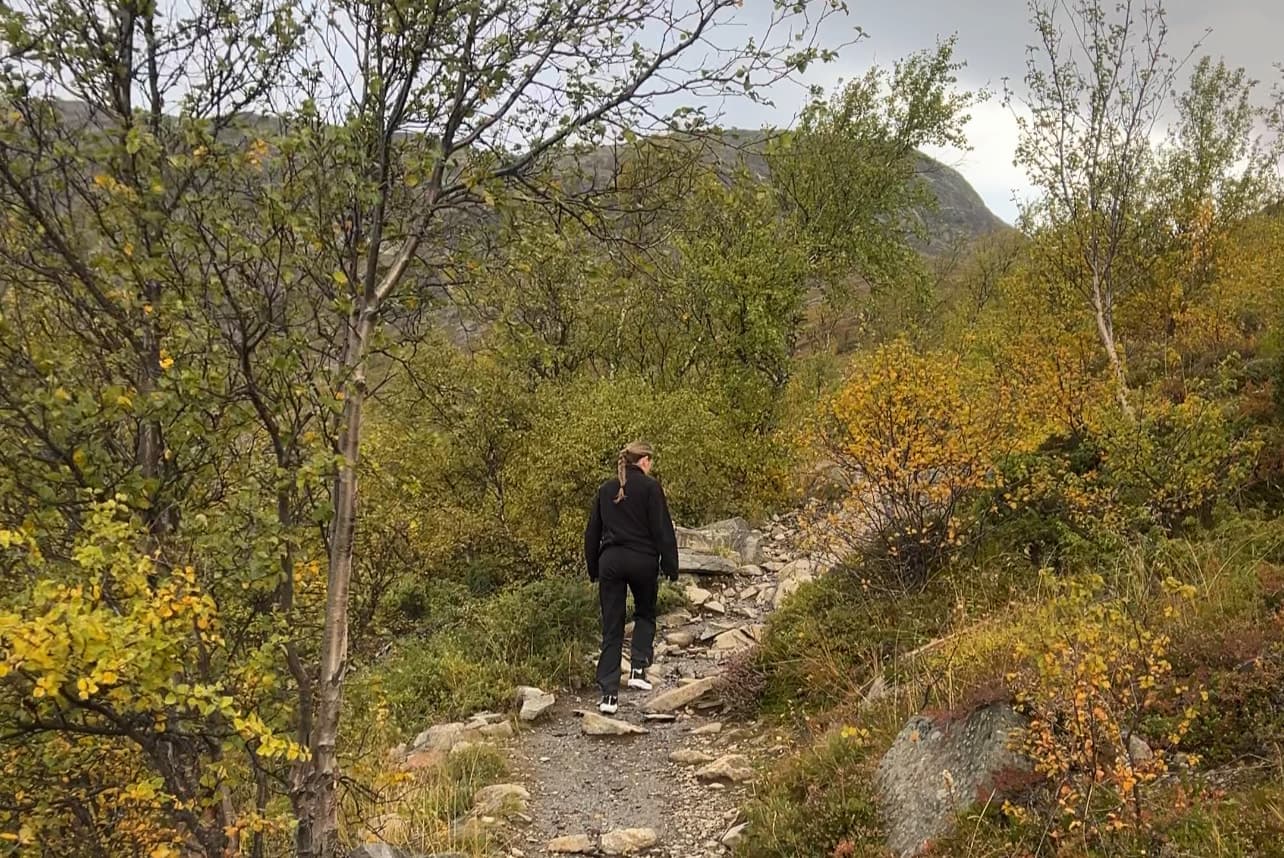 Wanderer auf dem Knutshøe bei Beitostølen mit spektakulärer Fjelllandschaft