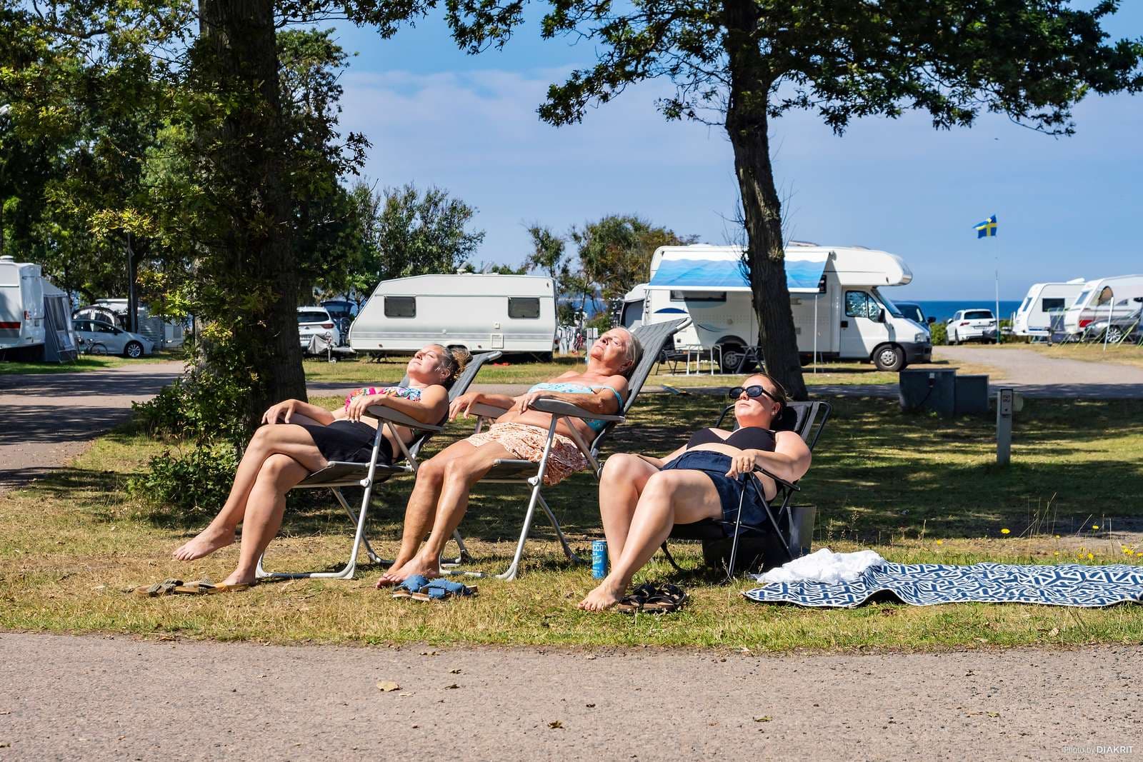 Vänner som solar på First Camp Torekov - Båstad