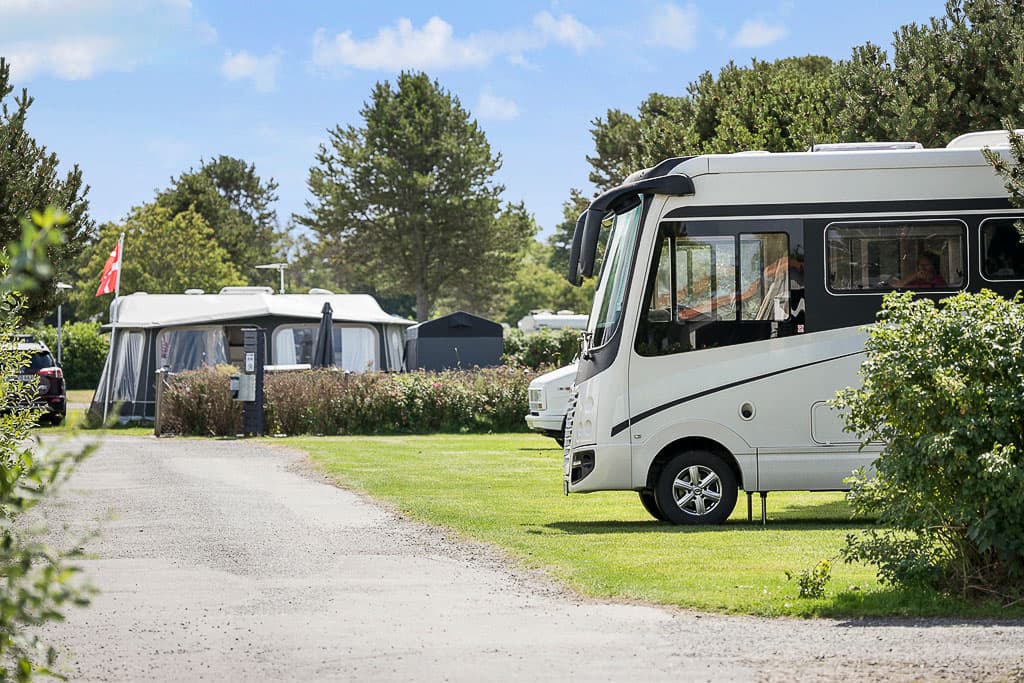 Stellplätze für Wohnwagen und Zelte auf einem Campingplatz in Bogense