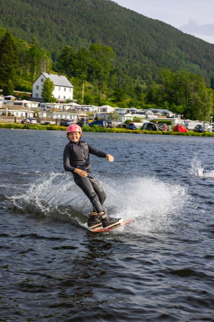 Glad flicka på wakeboard, Norsjø Kabelpark