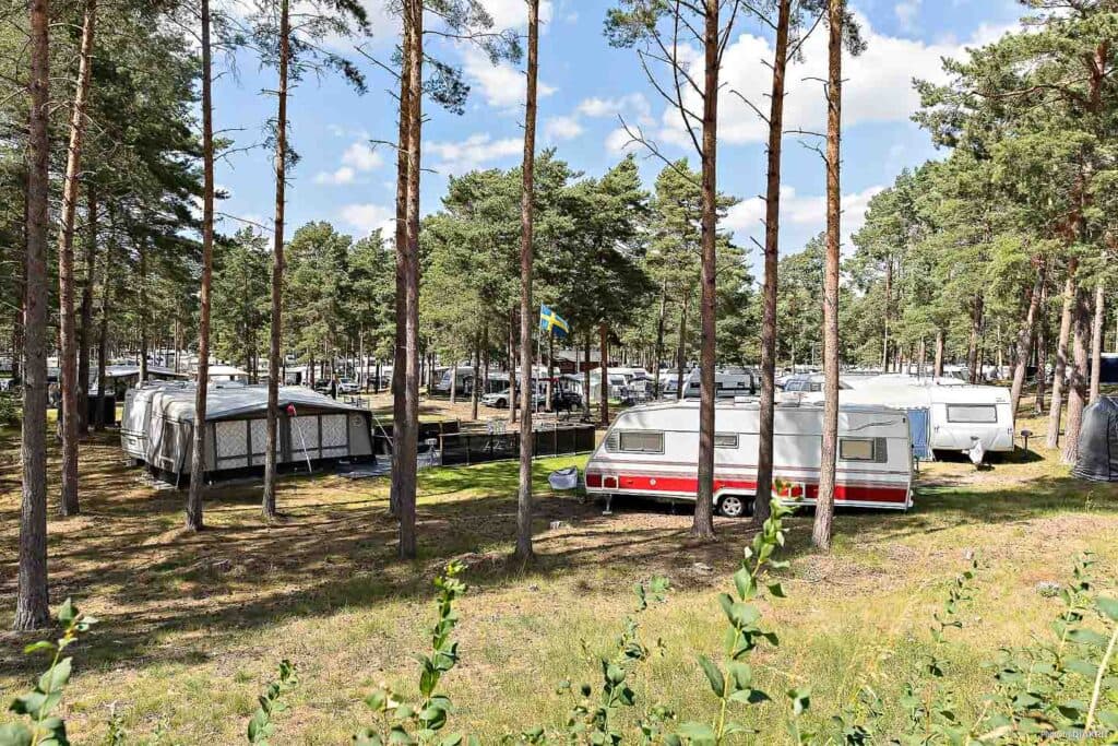 Campingplatz mit modernen Annehmlichkeiten und direkter Meerlage in Südschweden.