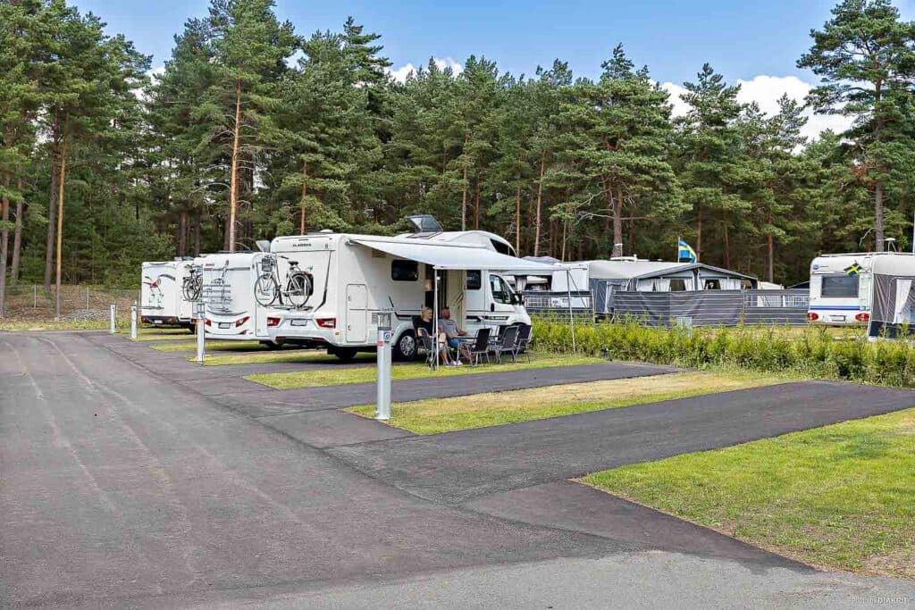 Komfortable Hütten und großzügige Stellplätze auf unserem Campingplatz in Åhus.