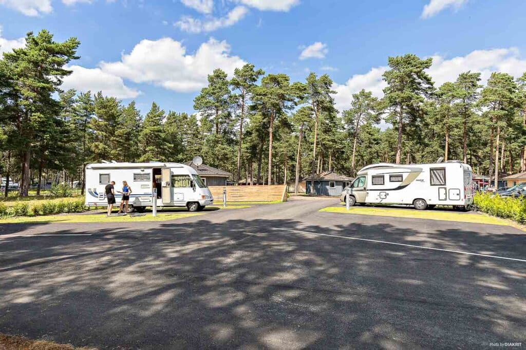 Wohnmobilstellplatz mit Strom und Sitzbereich in Åhus