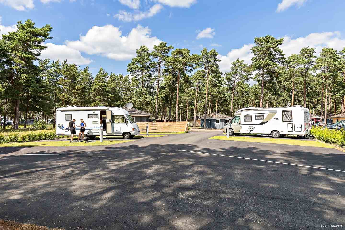 Wohnmobilstellplatz mit Strom und Sitzbereich in Åhus