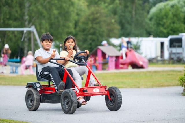 Barn som åker trampbil på Nydala Umeå camping