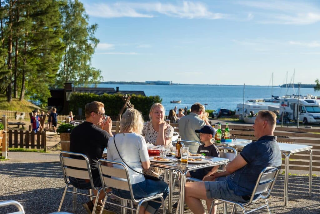 First Camp Kolmården – Norrköping – camping nära djurpark och Bråviken med stugor och naturnära upplevelser.