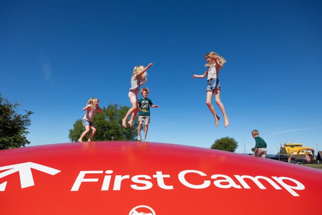 Barn hoppar hoppkudde och leker i Gränna