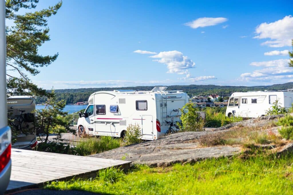Husbilsplatser på höjden med utsikt över havet på campingen City Strömstad