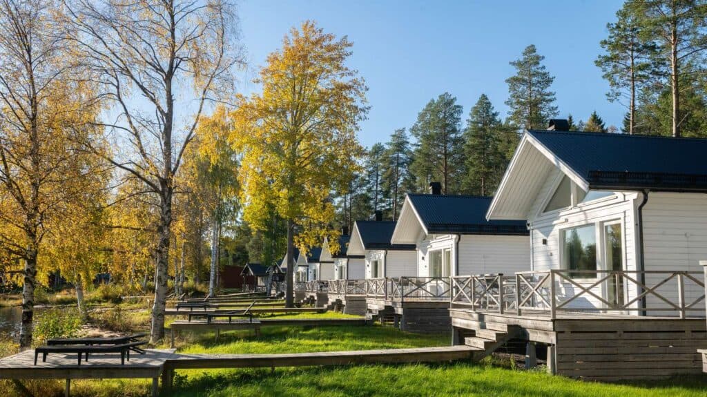 Höstvy över stugområdet på campingen Arcus Luleå