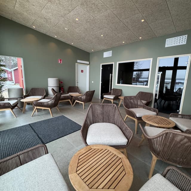 Bastu och relaxavdelning med utsikt över havet på First Camp Arcus - Luleå