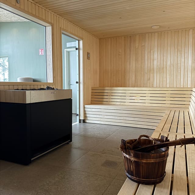 Bastu och relaxavdelning med utsikt över havet på First Camp Arcus - Luleå