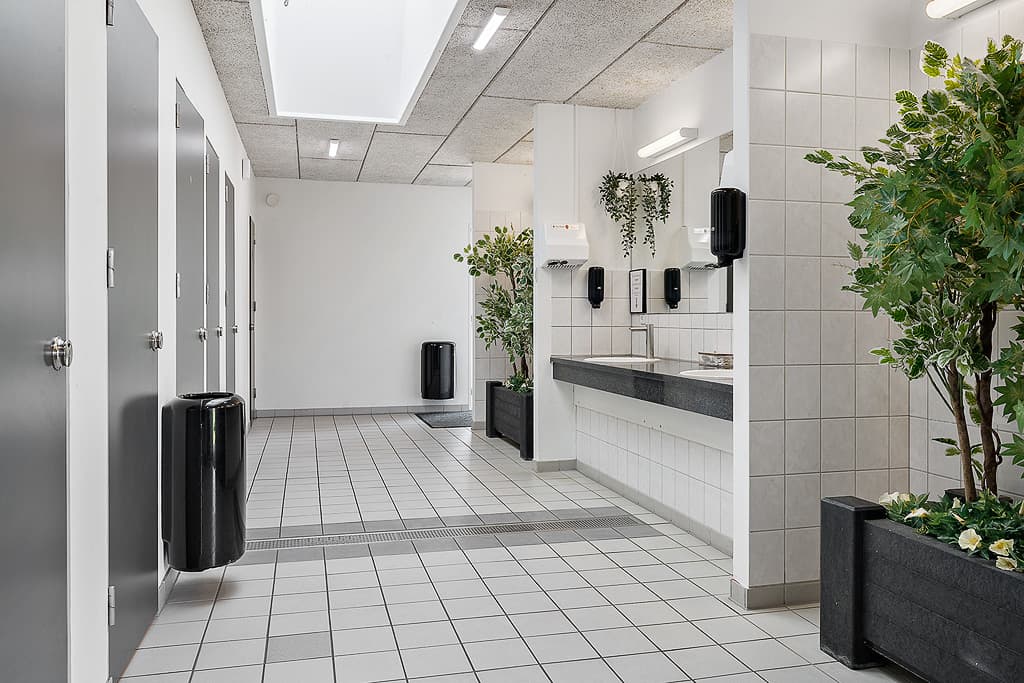 Moderne Servicegebäude mit Küche Duschen und Toiletten in Bogense