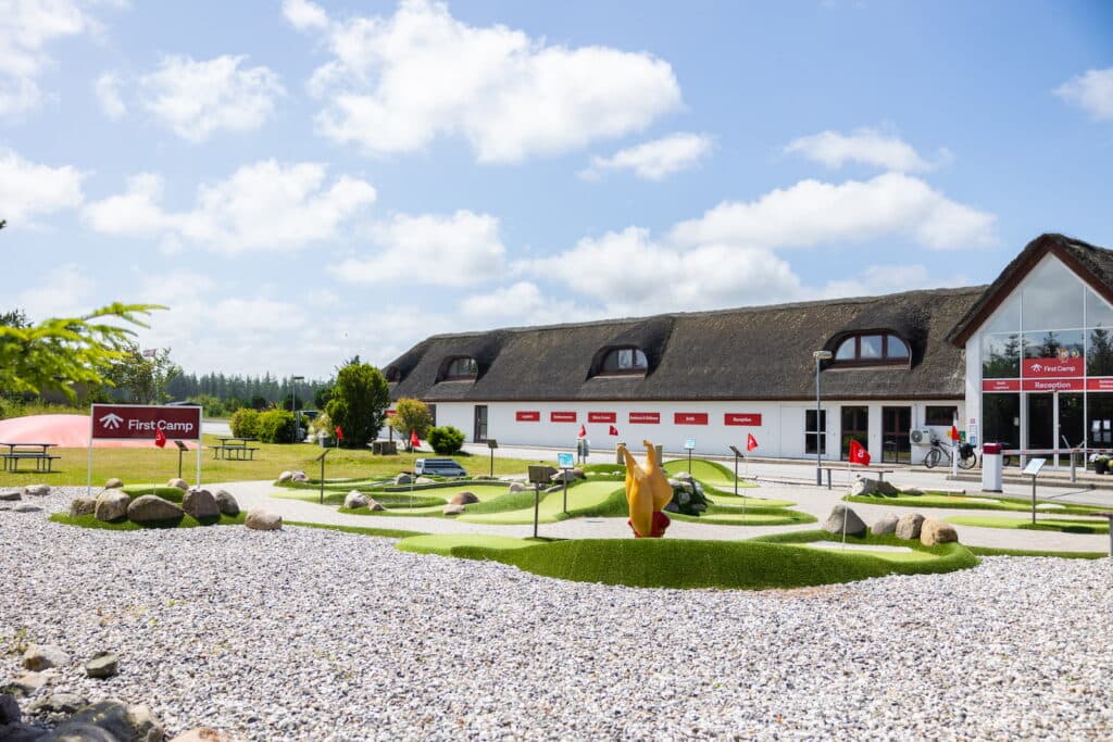 First Camp Klim Strand – campingplads på Nordvestkysten tæt ved stranden, med badeland, aktiviteter og hytter.