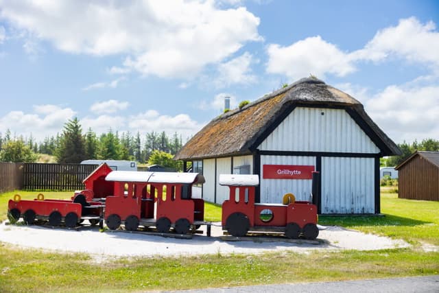 First Camp Klim Strand – campingplads på Nordvestkysten tæt ved stranden, med badeland, aktiviteter og hytter.