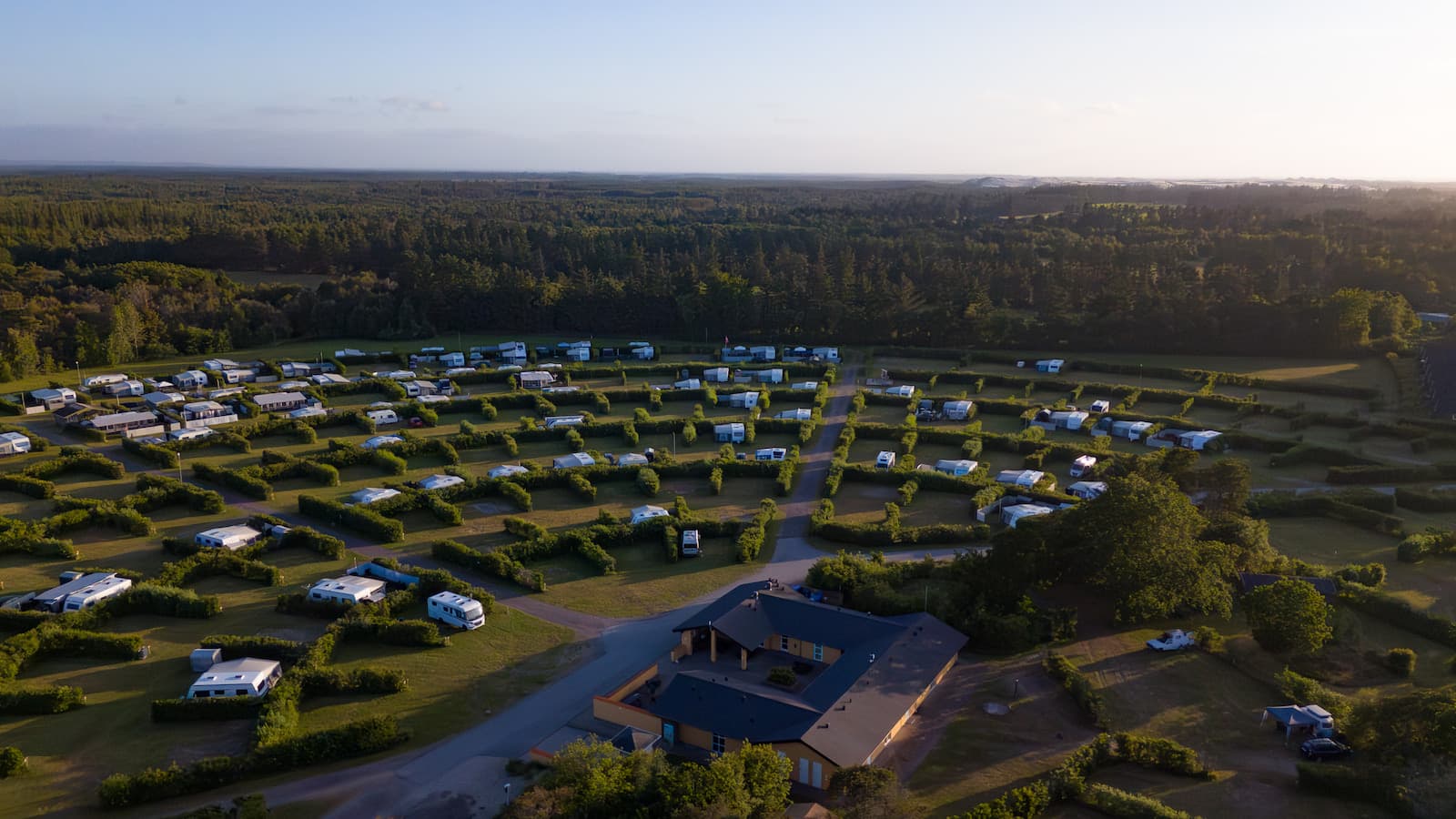 Campingplatz in Skagen mit grünen Stellplätzen und Hecken