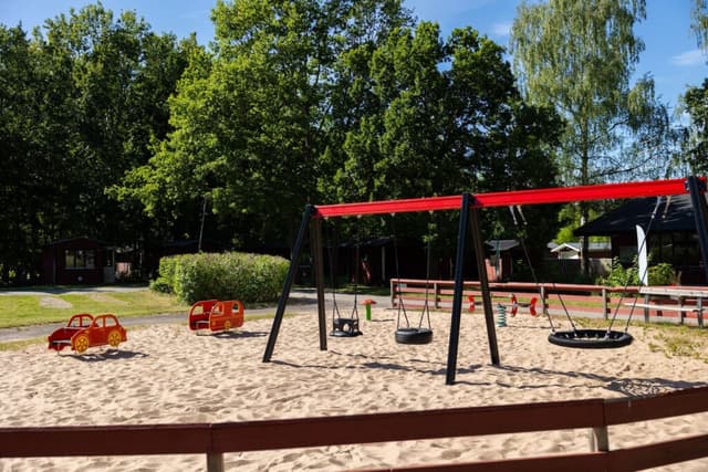 Gungor och lekplats för barn på campingen