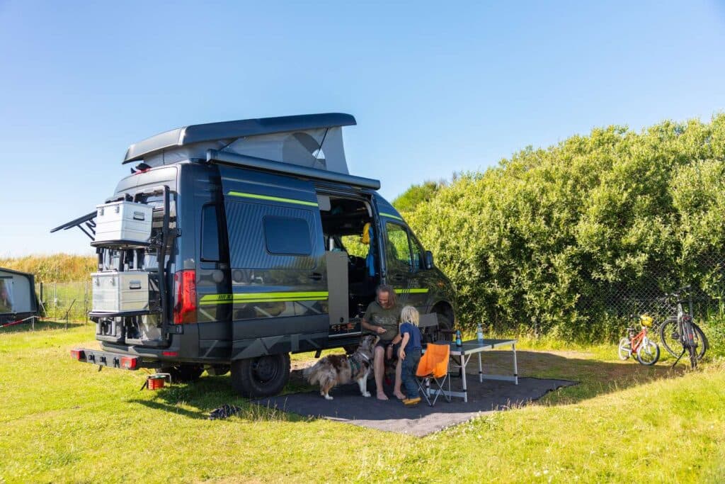 Telt på taget af en bil på Lakolk Strand – Rømø camping