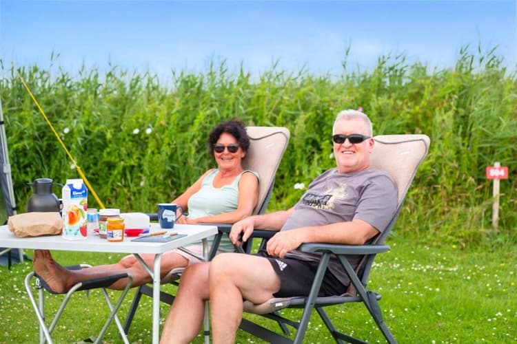 To personer nyder morgenmad udenfor på Lakolk Strand – Rømø camping