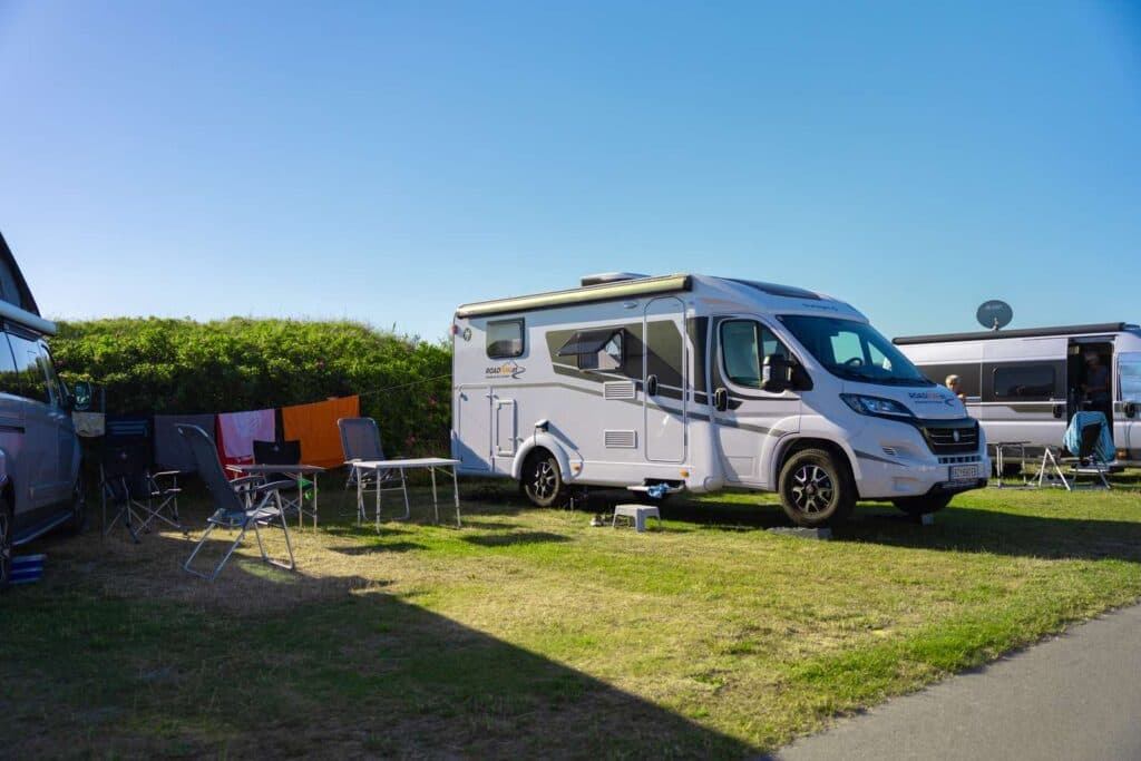 Autocamper omgivet af smuk natur på Lakolk Strand – Rømø camping
