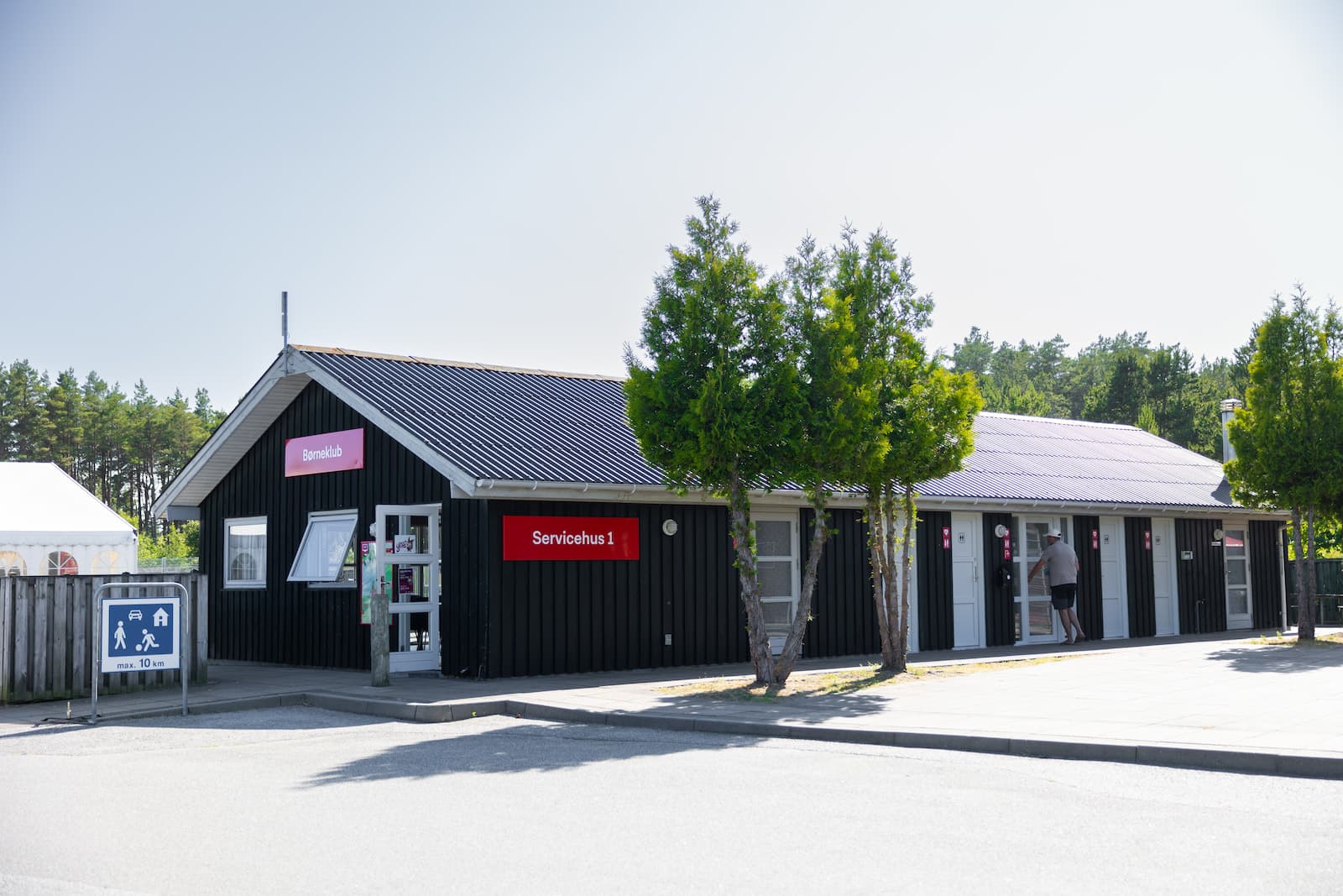 Servicegebäude auf First Camp Råbjerg Mile mit Grillplatz