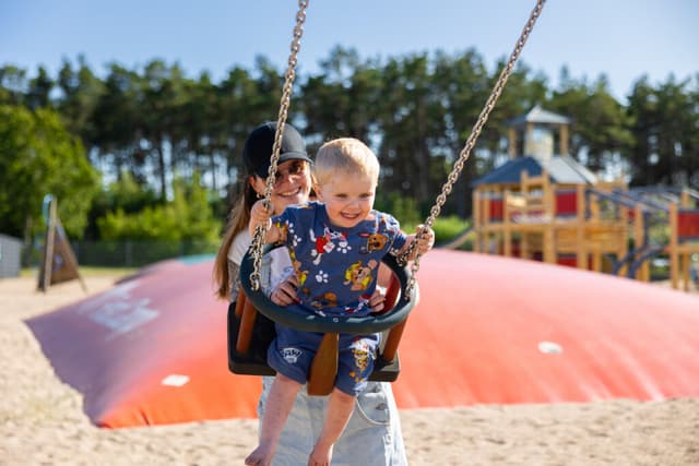 Børn og voksne nyder ferien på camping i Skagen